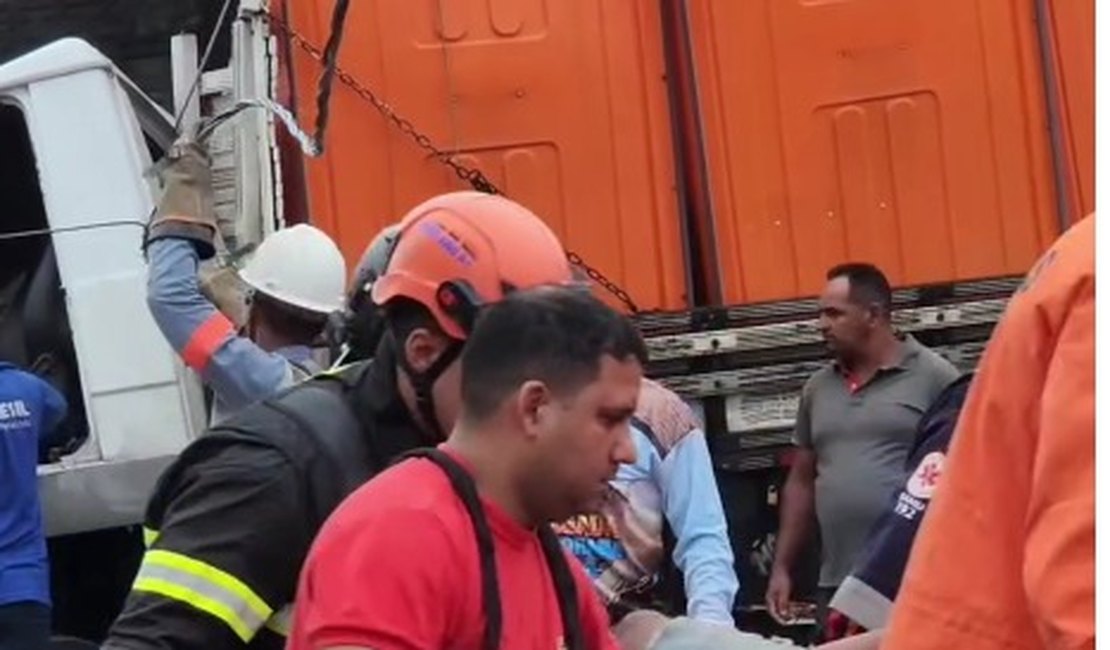 Caminhão colide com poste e deixa dois feridos, em Coruripe