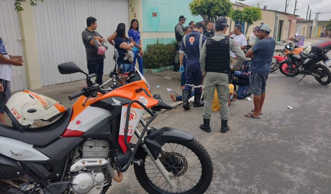 Acidente entre carro e moto deixa casal ferido em Arapiraca