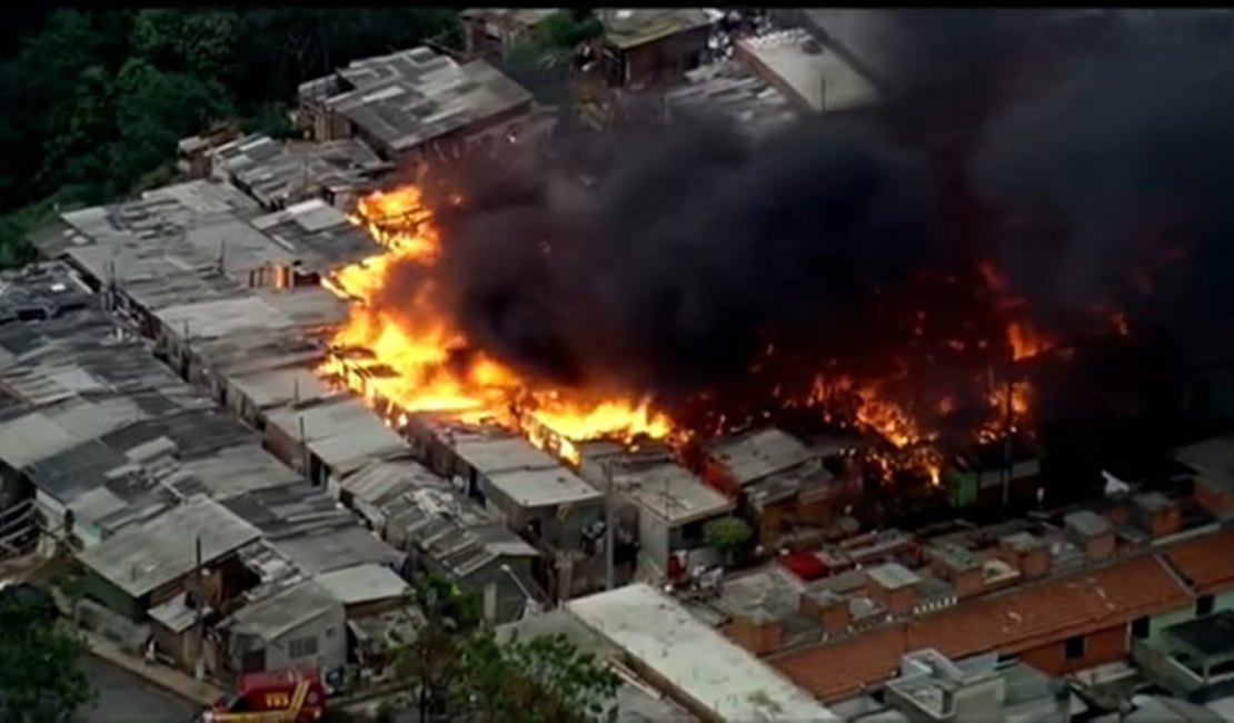 Incêndio atinge 60 barracos em favela de Osasco, na Grande São Paulo