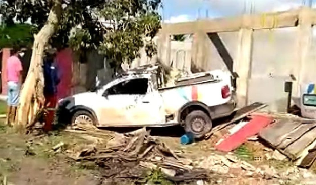 Vídeo. Ambulância colide com árvore e residência em construção, em Junqueiro