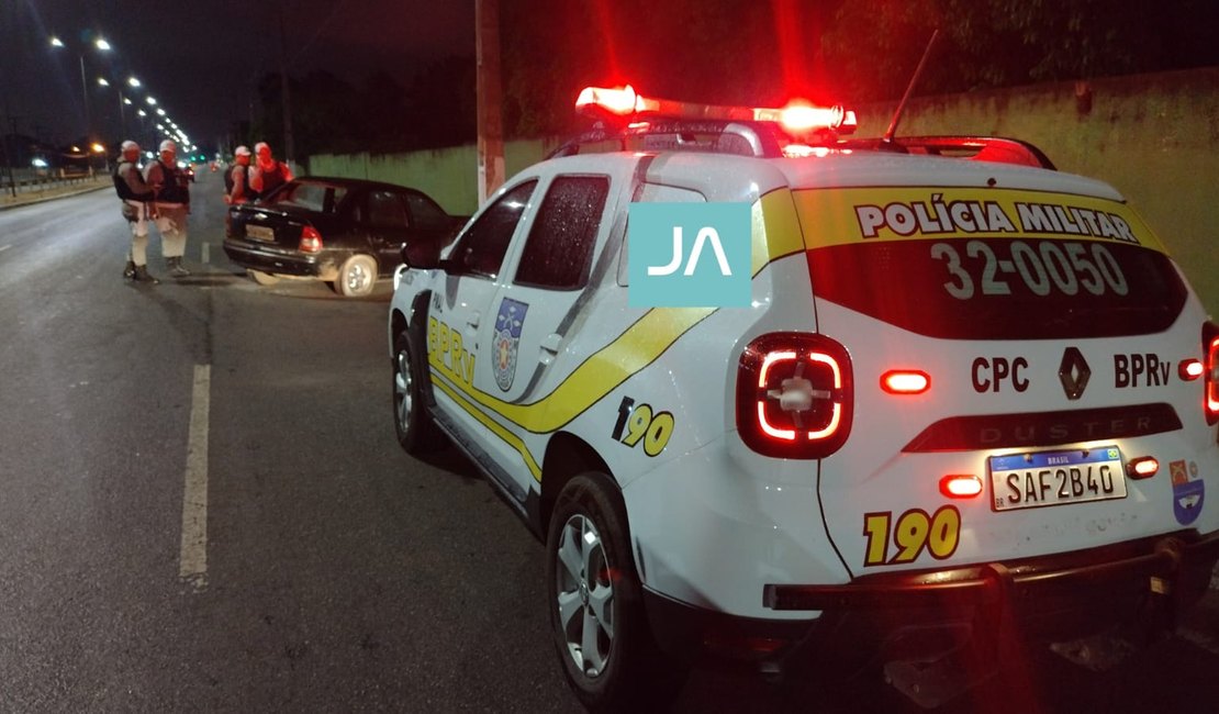 Batida De Carro Contra Poste Deixa Motorista E Passageira Feridos Em