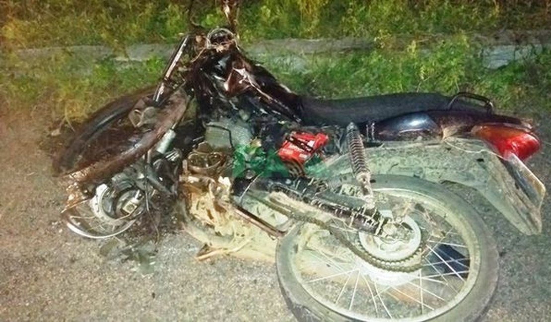 Dois morrem após moto colidir de frente com picape na AL-220