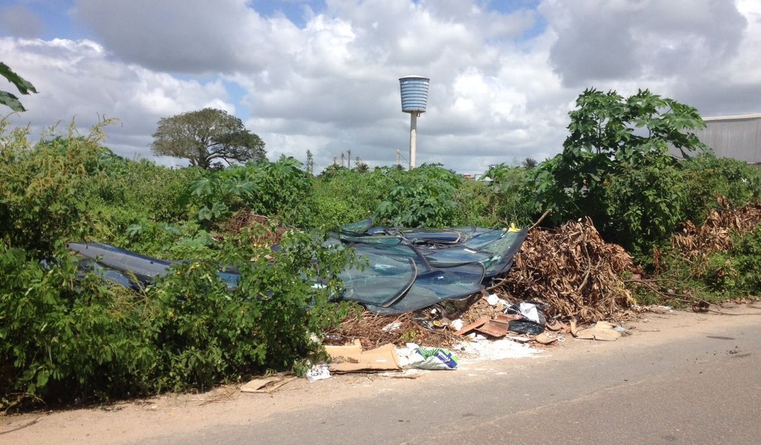 Denúncia: moradores reclamam de entulho e lixo descartados em terreno baldio, em Arapiraca