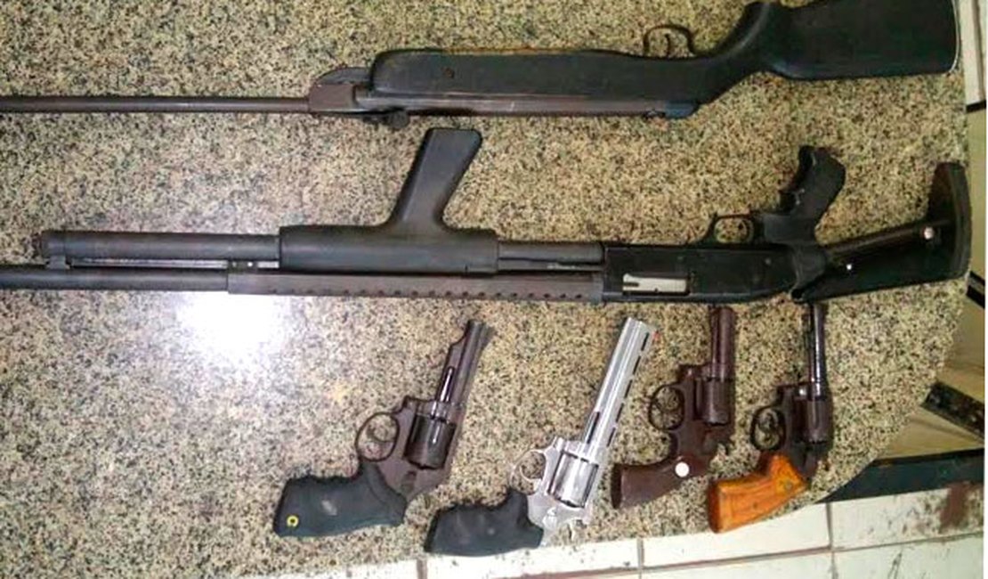 Operação prende cinco e apreende armas e droga