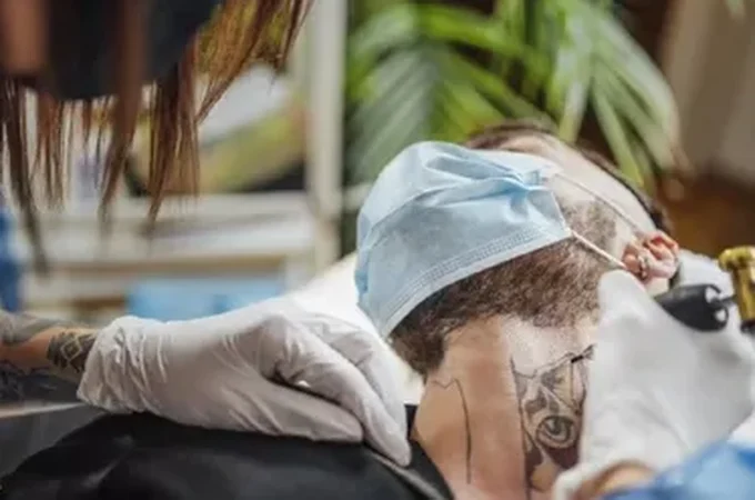 Tatuador é condenado por lesão corporal gravíssima após tatuar adolescente sem autorização