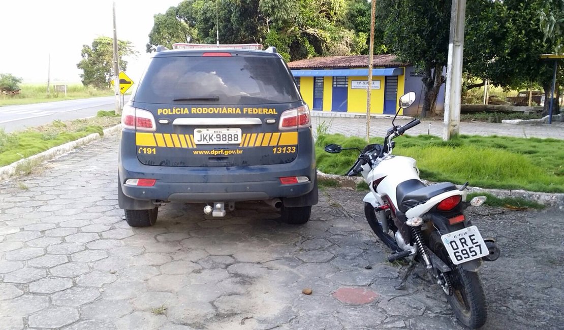 PRF apreende menores com motocicleta roubada e arma de fogo