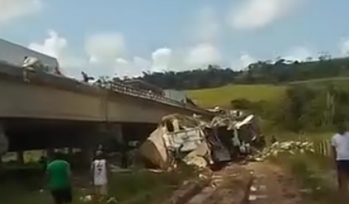 Motorista fica ferido após caminhão tombar e cair de ponte em Jequiá da Praia
