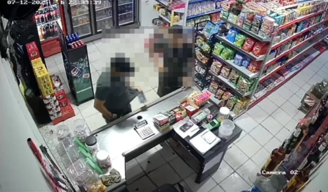 VÍDEO: Homem tenta separar briga em mercadinho e leva quatro facadas no interior alagoano