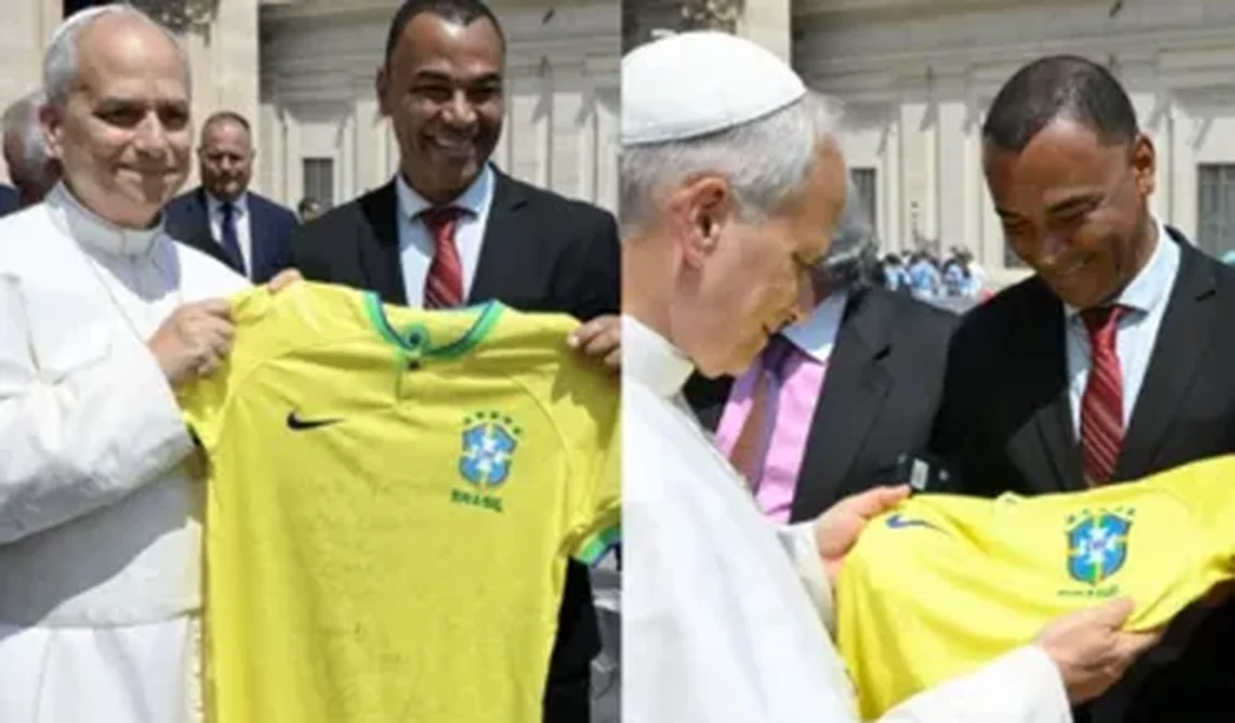 Cafu presenteia papa Leão XIV com camisa da Seleção Brasileira