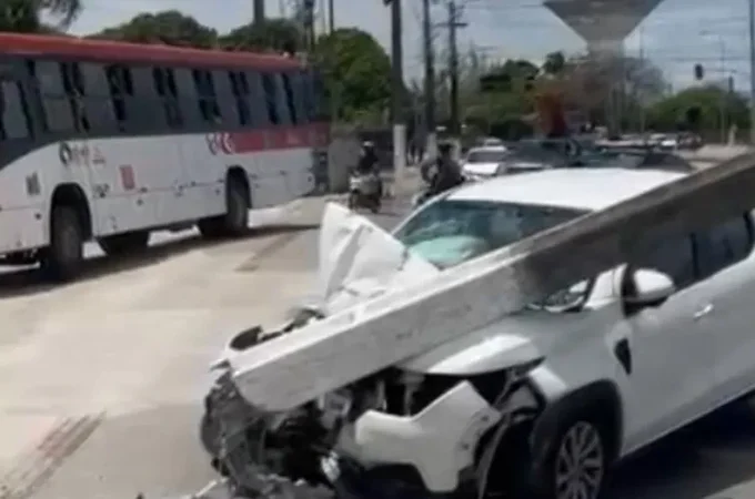 Motorista perde o controle e colide com poste próximo ao Viaduto da Federal, em Maceió