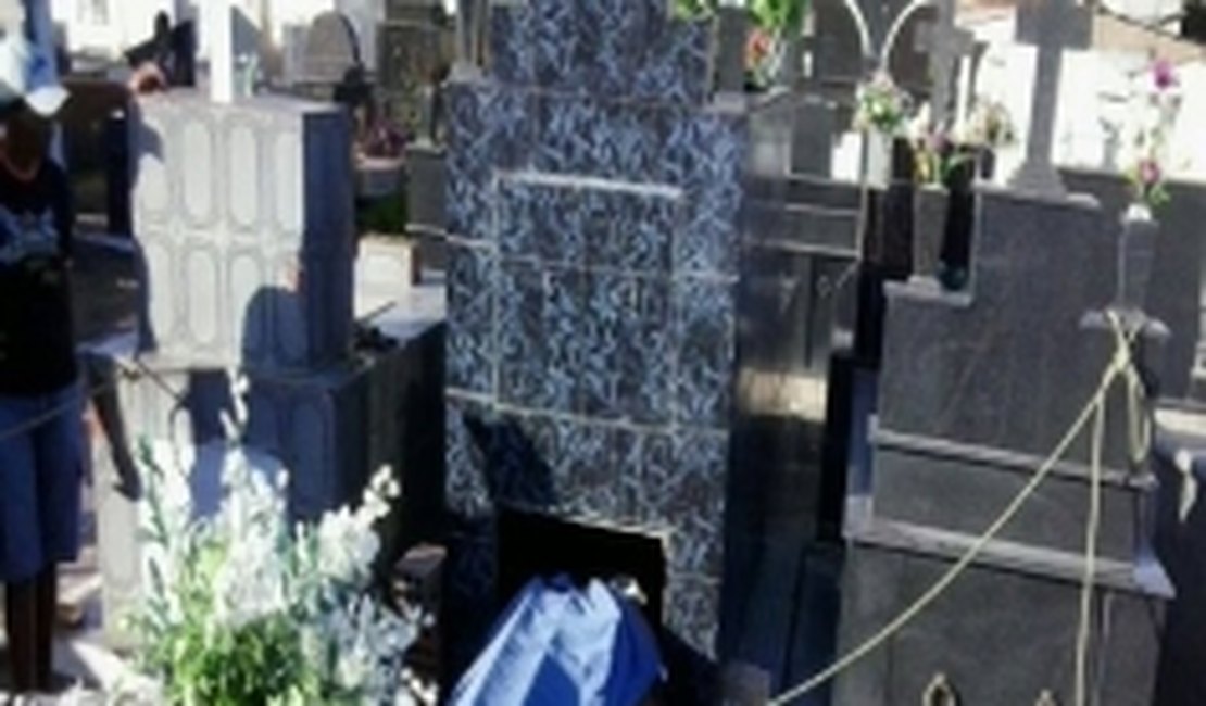 Criminosos destroem túmulo de idosa e furtam alça de caixão em Sergipe