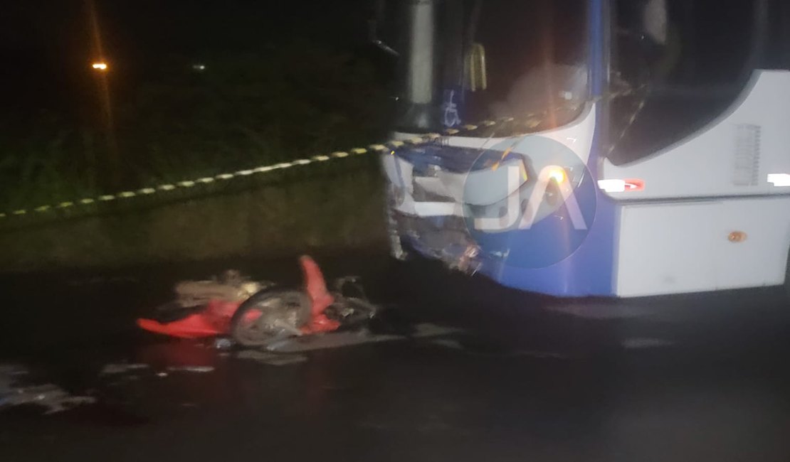 Motociclista morre após colisão frontal com ônibus na AL-115, em Igaci