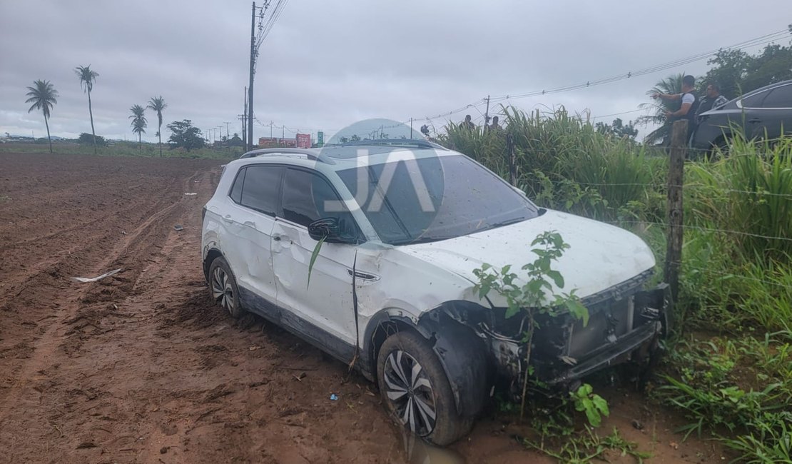 Servidora da Prefeitura de Limoeiro de Anadia perde controle de carro e sofre escoriações após saída de pista