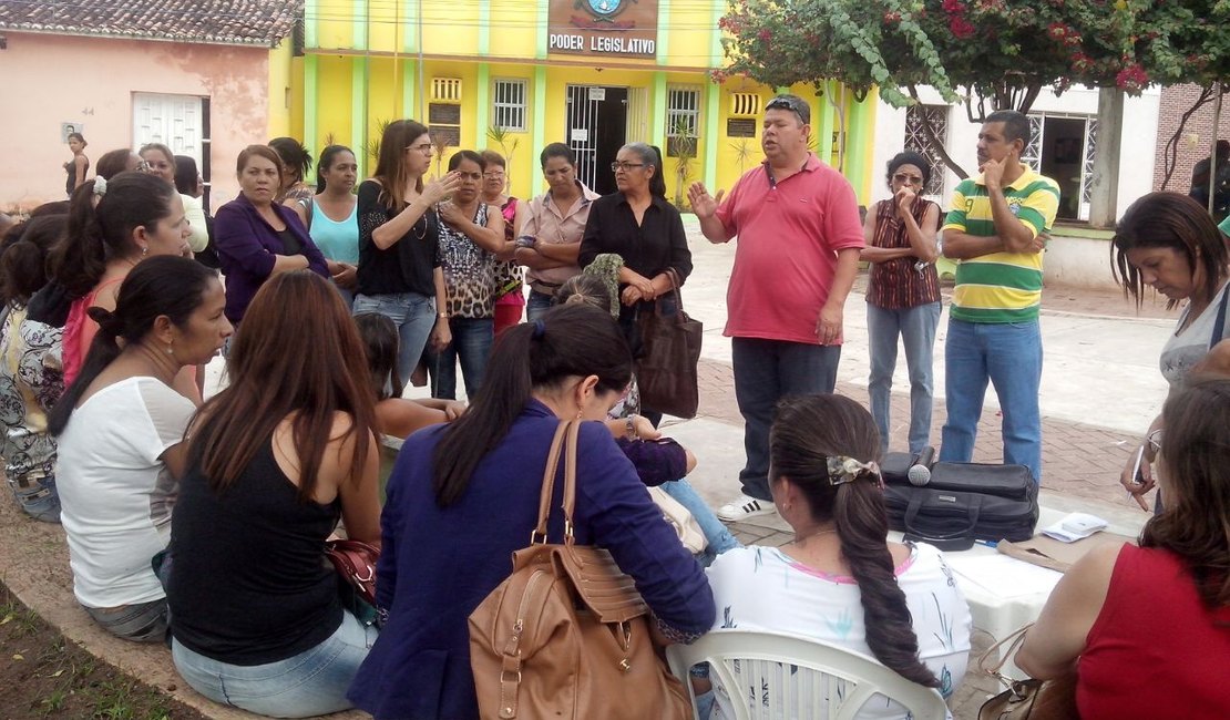 Prefeitura nega reajuste salarial e professores paralisam atividades em Lagoa da Canoa