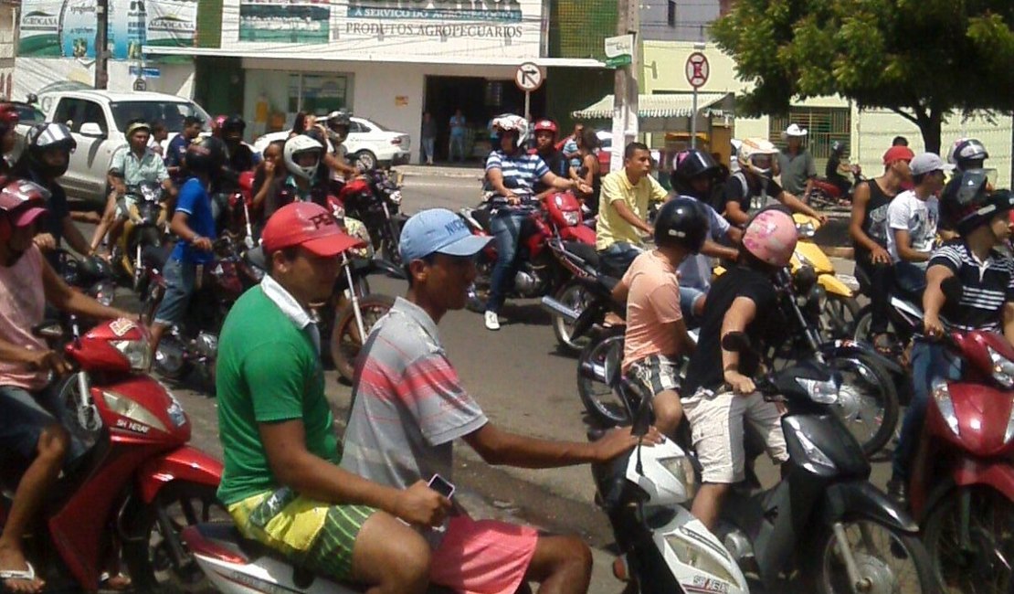 Sepultamento de jovem em Arapiraca é marcado por protestos