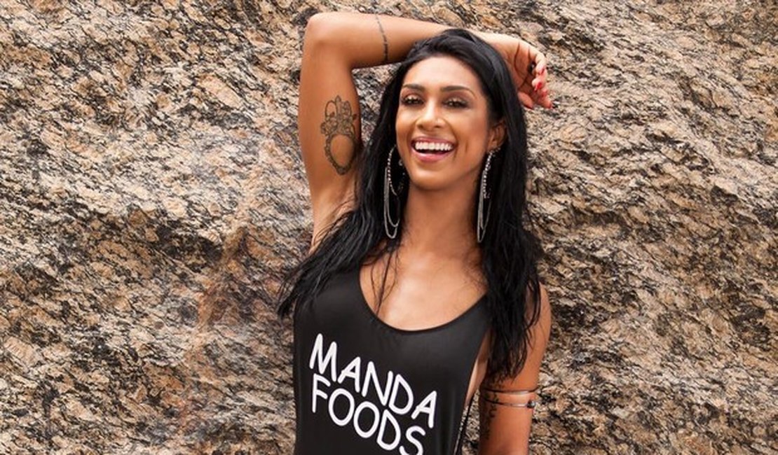 De maiô, Amanda Djehdian 'pede' por comida e garante que não faz dieta