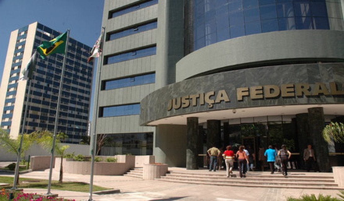 Justiça bloqueia R$ 100 milhões nas contas de investigados na Lava Jato