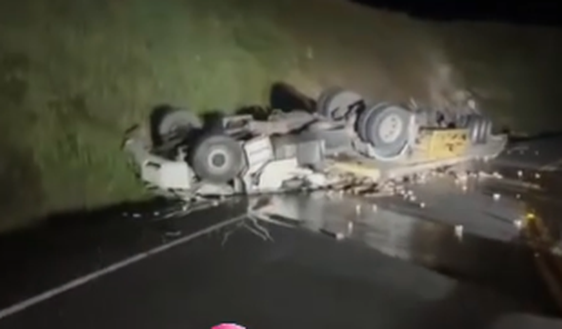 Tombamento de caminhão resulta em morte de motorista no interior alagoano