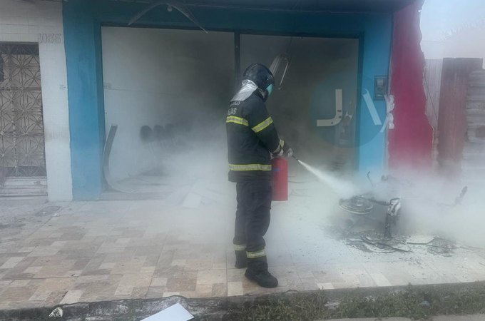 Fio de alta tensão cai, incendeia moto e por pouco não causa tragédia em Arapiraca