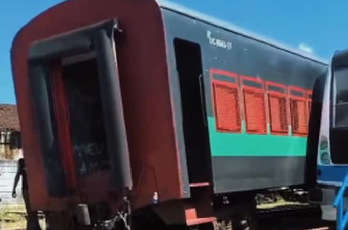 Trem sai dos trilhos e colide com VLT em Satuba, em AL