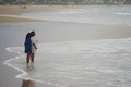 Filhas de Glória Maria jogam cinzas da jornalista no mar em Búzios