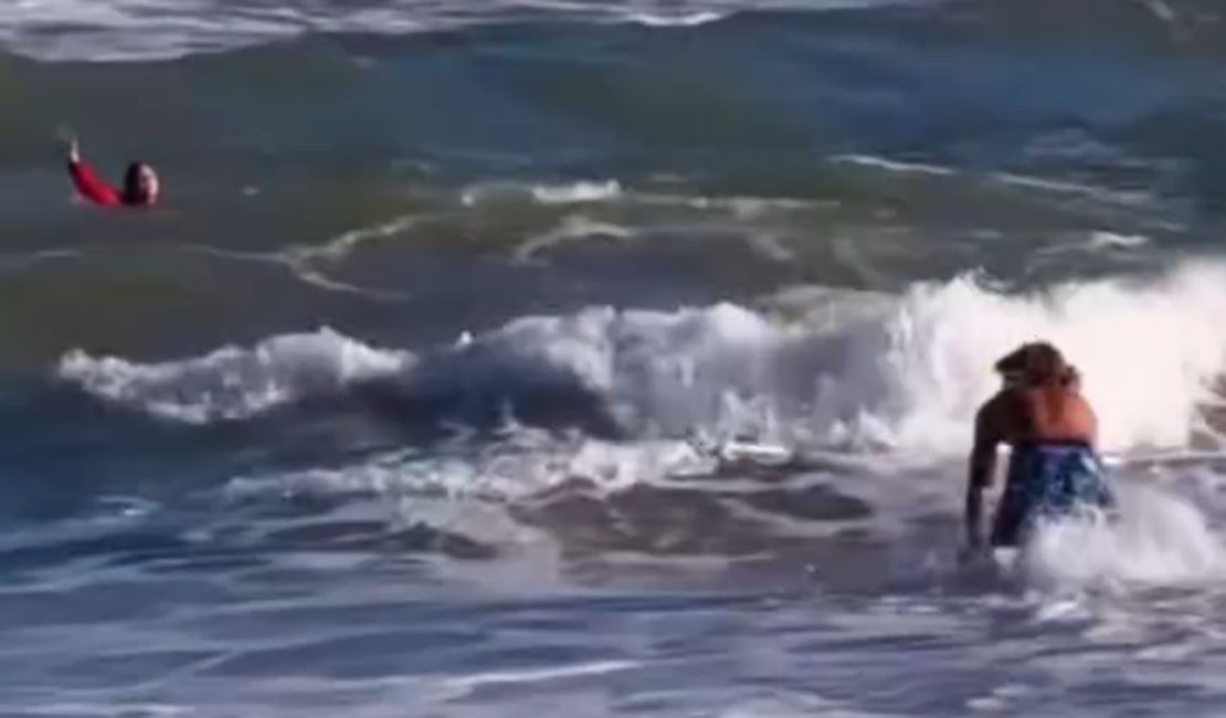 VÍDEO: Surfista resgata banhista que era arrastada pela correnteza na Praia do Francês