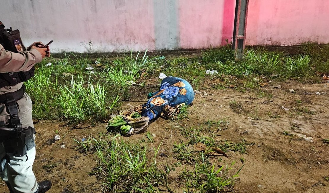 Criminosos em carro desovam corpo enrolado em cobertor e com marcas de violência, em Maceió