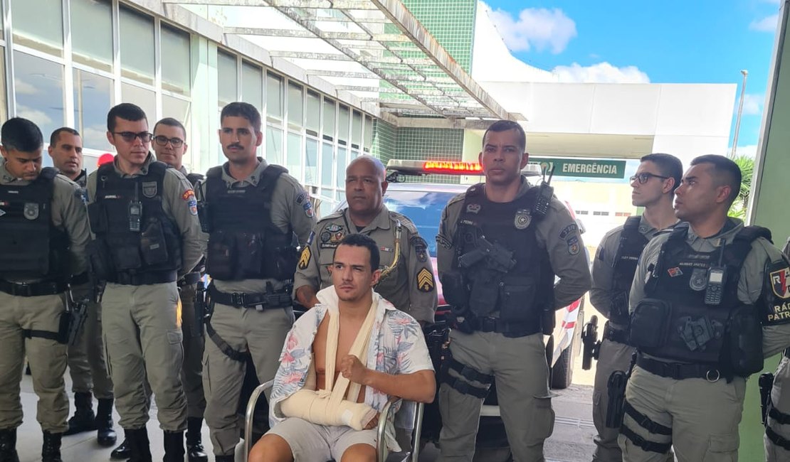 Vídeo. PM vítima de atropelamento que deixou noiva morta recebe alta do hospital, em Arapiraca