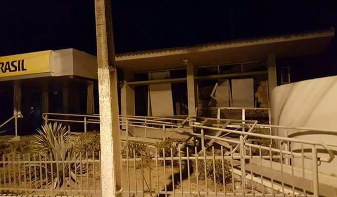 Bandidos explodem agência bancária em Major Izidoro