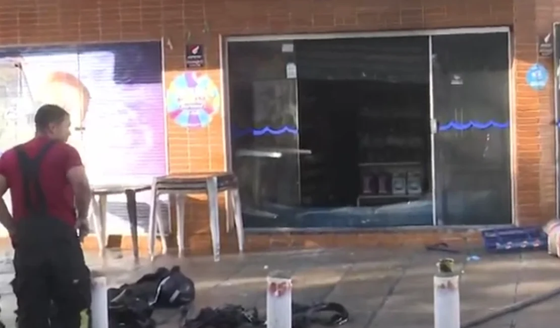 Incêndio atinge loja de produtos para piscinas em Maceió; dez gatos morreram