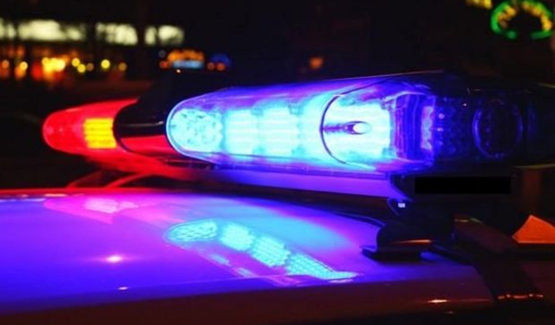 Mulher é presa com drogas e moto roubada dentro de casa no interior de AL