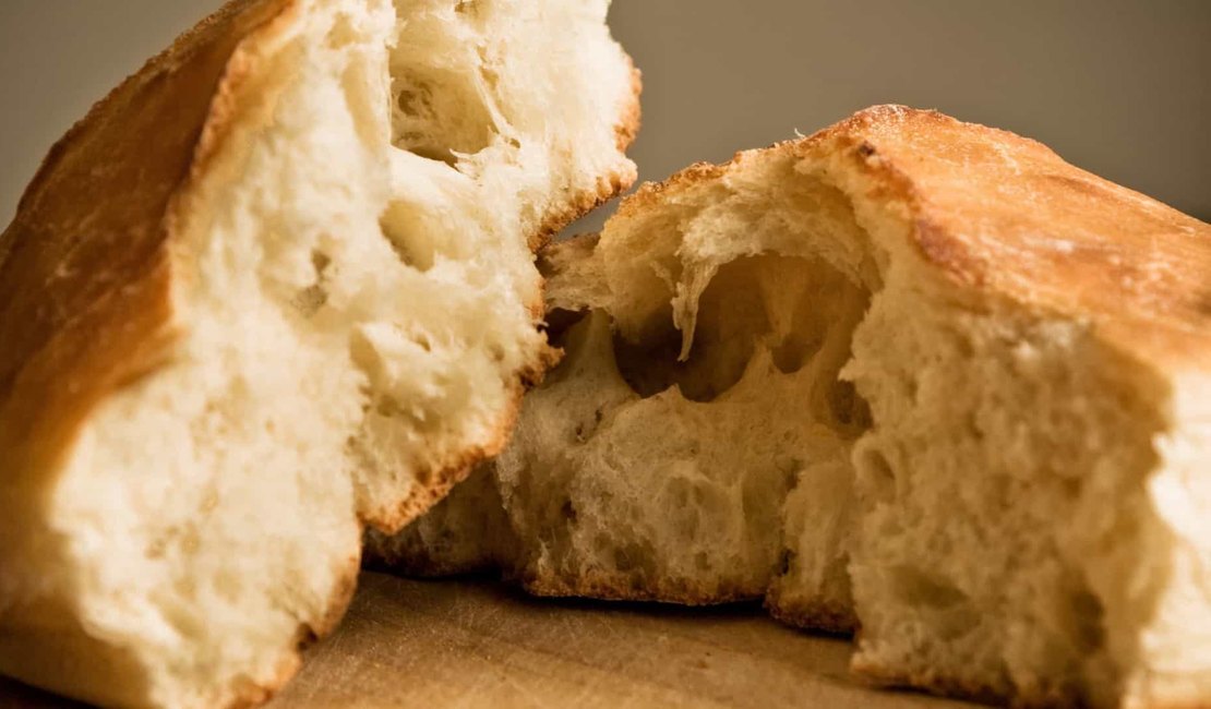 Entenda o que acontece ao corpo quando come muito pão