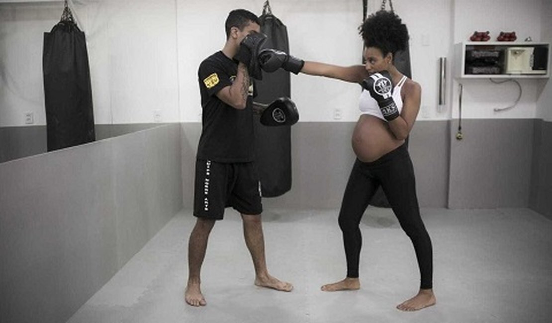Grávida de 8 meses e meio, Sheron Menezzes pratica luta