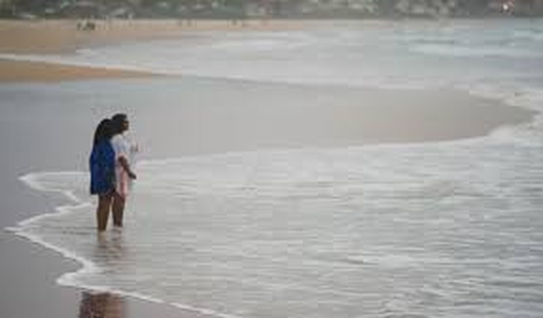 Filhas de Glória Maria jogam cinzas da jornalista no mar em Búzios