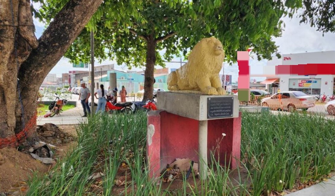 Dois homens armados invadem farmácia na Praça Lions e fogem com celulares e motocicleta