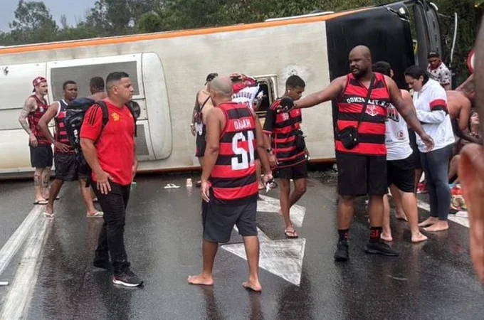Ônibus com torcedores do Flamengo capota a caminho de Buenos Aires e deixa 46 feridos