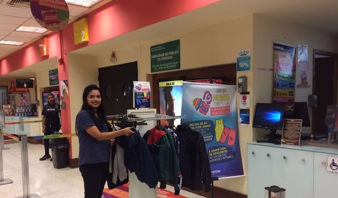 Cinesystem arrecada roupas em campanha solidária