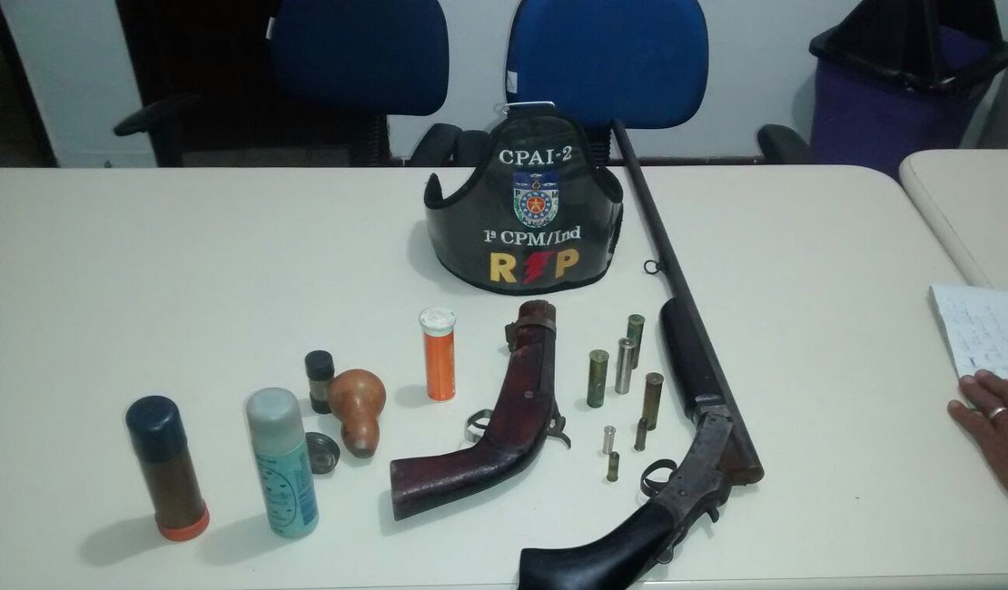 Homem é denunciado e polícia encontra armas e munições