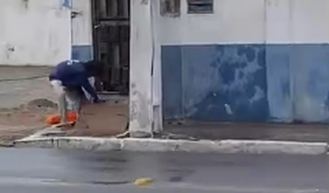 Vídeo flagra homem furtando cabos perto de loja no bairro Brasília
