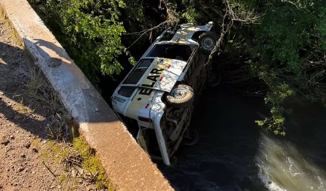 Kombi que levava crianças e mulher grávida capota e cai em rio de Santa Catarina