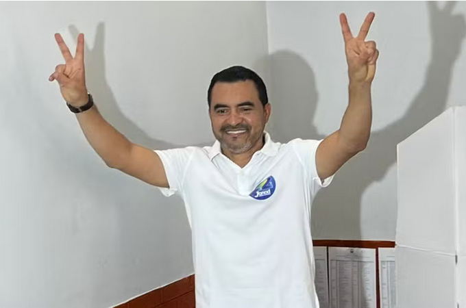Alvo de operação da Polícia Federal, governador do Tocantins é afastado do cargo