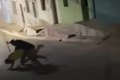 Vídeo mostra briga entre dois irmãos com foice em via pública no interior de Alagoas