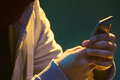 Homem perde R$ 31 mil ao ter celular invadido no 'golpe da mão fantasma'