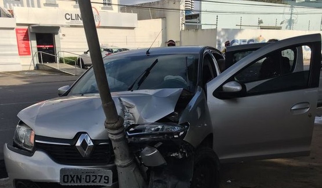 Mulher passa mal no trânsito, invade calçada e carro colide contra poste