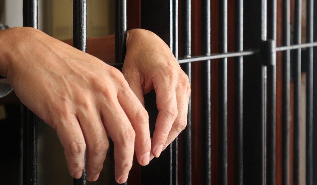Procurado por matar homem a facadas e pedradas em Roteiro é capturado após retornar para a cidade