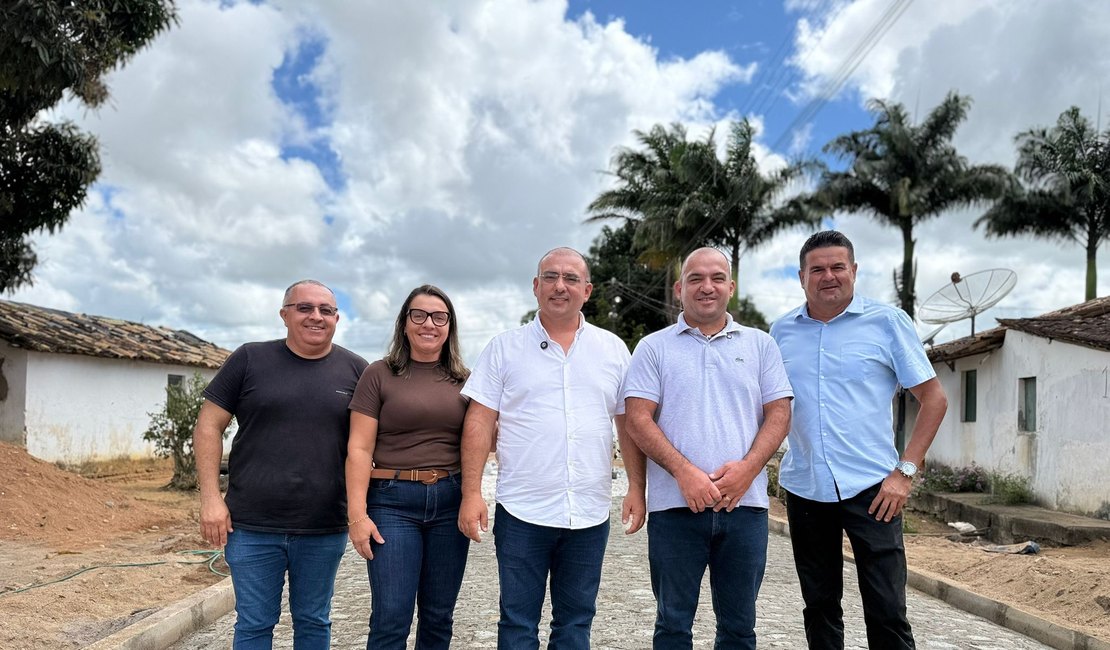 Prefeito Leandro Silva cumpre promessa e leva calçamento ao povoado Olho D’Água