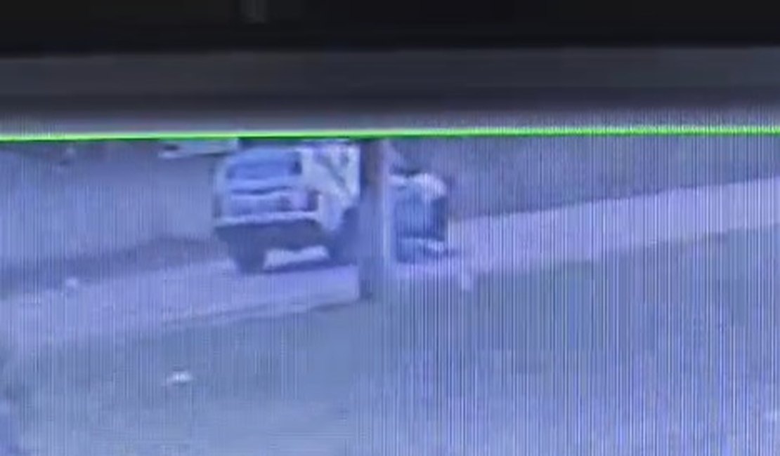 Vídeo mostra homem se jogando embaixo de viatura da Polícia Militar em Arapiraca; vítima não resistiu aos ferimentos e faleceu