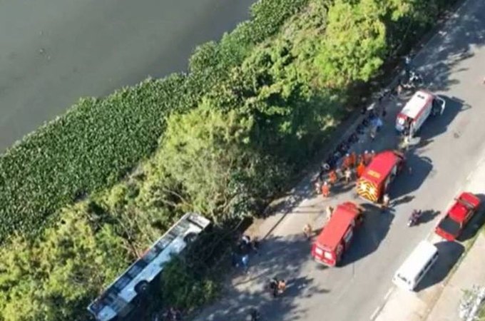 Ônibus cai em canal na zona oeste do Rio e deixa 33 feridos