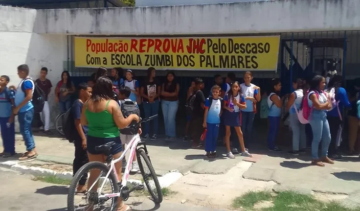 Estudantes protestam contra abandono da Escola Zumbi dos Palmares, em Maceió