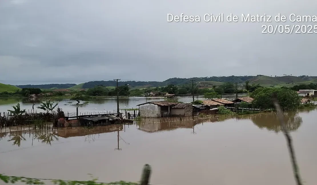 Rio Camaragibe transborda em alguns trechos e nível segue em elevação; água não invadiu residências, diz Defesa Civil de Matriz